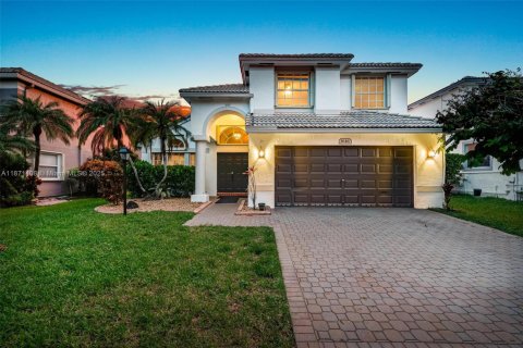 House in Pembroke Pines, Florida 4 bedrooms, 217.3 sq.m. № 1922977 - photo 1