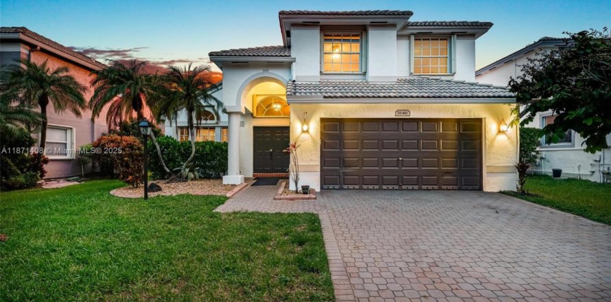 House in Pembroke Pines, Florida 4 bedrooms, 217.3 sq.m. № 1922977