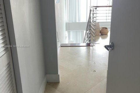 Condo in Miami, Florida, 1 bedroom  № 2001595 - photo 5