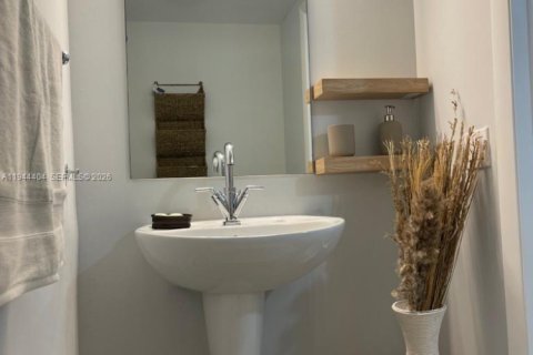 Condo in Miami, Florida, 1 bedroom  № 2001595 - photo 2