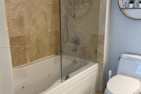 Condo in Miami, Florida, 1 bedroom  № 2001595 - photo 6
