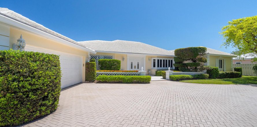 House in Sea Ranch Lakes, Florida 3 bedrooms, 302.49 sq.m. № 2088002