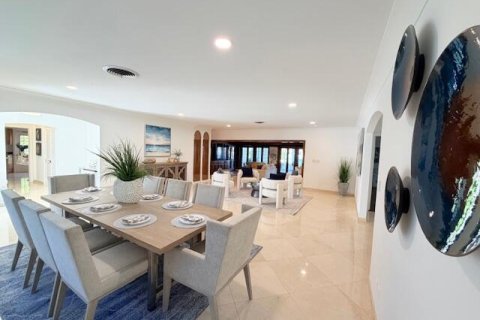 House in Sea Ranch Lakes, Florida 3 bedrooms, 302.49 sq.m. № 2088002 - photo 4