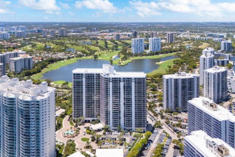 Condo in Aventura, Florida, 2 bedrooms № 2056721 - photo 2