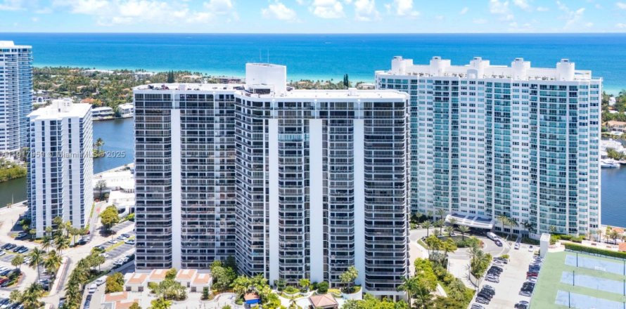 Condo in Aventura, Florida, 2 bedrooms № 2056721