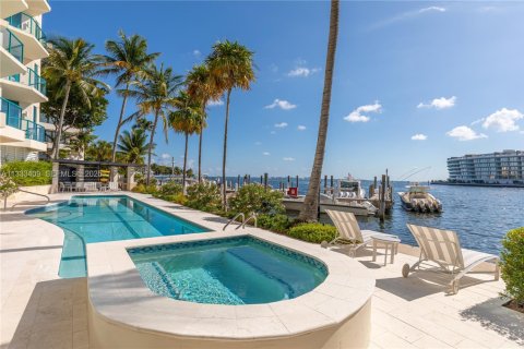 Condo in Miami, Florida, 3 bedrooms № 2089755 - photo 7