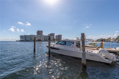 Condo in Miami, Florida, 3 bedrooms № 2089755 - photo 8