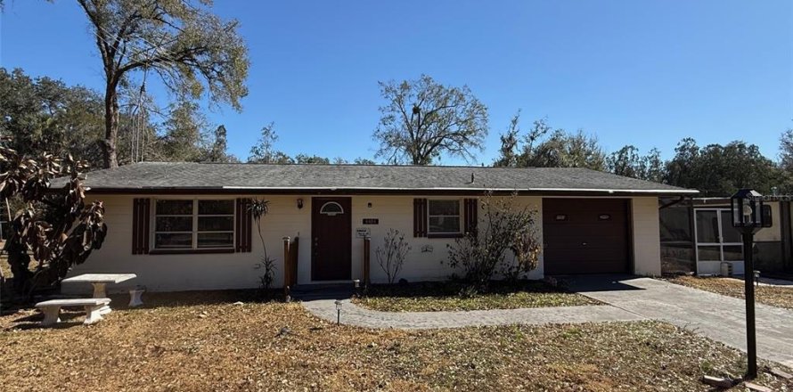 House in Zephyrhills, Florida 2 bedrooms, 86.96 sq.m. № 2283369
