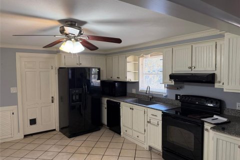 House in Zephyrhills, Florida 2 bedrooms, 86.96 sq.m. № 2283369 - photo 8