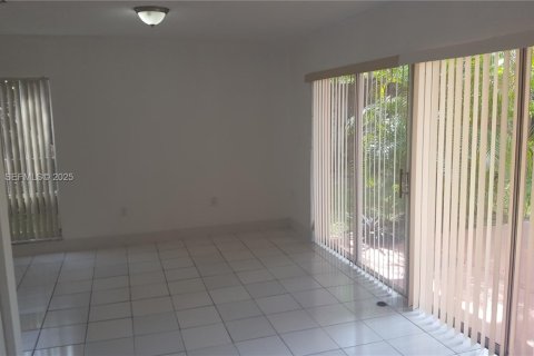 Casa en alquiler en Miami, Florida, 4 dormitorios, 160.63 m2 № 1990803 - foto 4