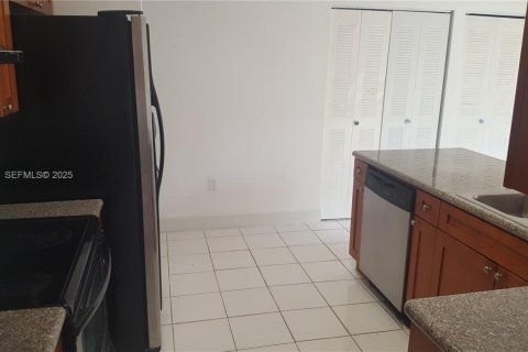 Casa en alquiler en Miami, Florida, 4 dormitorios, 160.63 m2 № 1990803 - foto 18