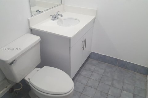 Casa en alquiler en Miami, Florida, 4 dormitorios, 160.63 m2 № 1990803 - foto 29