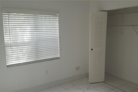 Casa en alquiler en Miami, Florida, 4 dormitorios, 160.63 m2 № 1990803 - foto 22