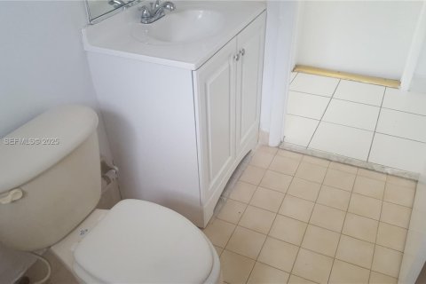 Casa en alquiler en Miami, Florida, 4 dormitorios, 160.63 m2 № 1990803 - foto 26