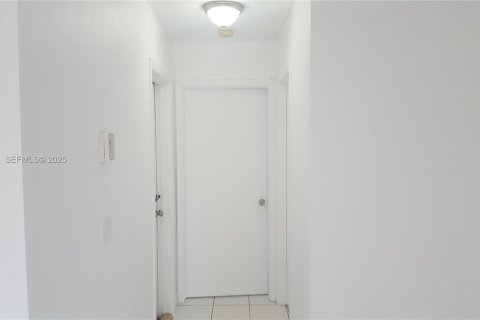 Casa en alquiler en Miami, Florida, 4 dormitorios, 160.63 m2 № 1990803 - foto 21