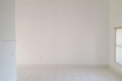 Casa en alquiler en Miami, Florida, 4 dormitorios, 160.63 m2 № 1990803 - foto 13