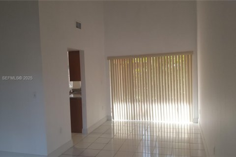 Casa en alquiler en Miami, Florida, 4 dormitorios, 160.63 m2 № 1990803 - foto 8