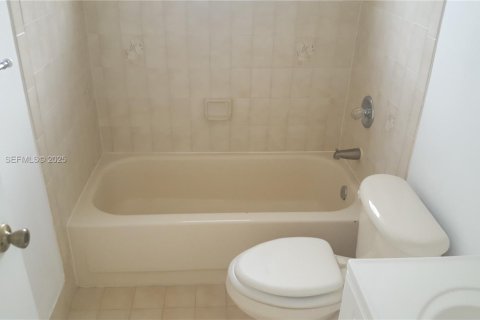 Casa en alquiler en Miami, Florida, 4 dormitorios, 160.63 m2 № 1990803 - foto 25