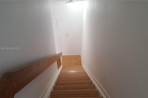 Casa en alquiler en Miami, Florida, 4 dormitorios, 160.63 m2 № 1990803 - foto 28