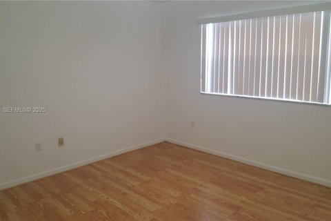 Casa en alquiler en Miami, Florida, 4 dormitorios, 160.63 m2 № 1990803 - foto 17