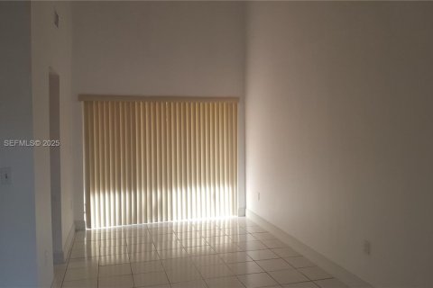 Casa en alquiler en Miami, Florida, 4 dormitorios, 160.63 m2 № 1990803 - foto 7