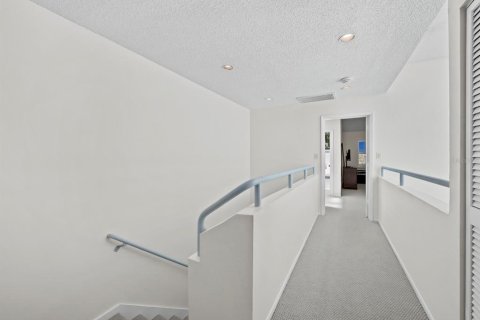 Condo in Longboat Key, Florida, 2 bedrooms  № 1907269 - photo 17