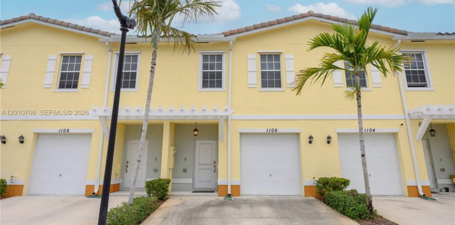 Adosado en Lauderhill, Florida 3 dormitorios, 138.98 m2 № 2076635