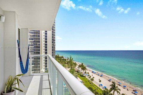 Condo in Sunny Isles Beach, Florida  № 1890549 - photo 22