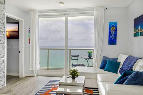 Condo in Sunny Isles Beach, Florida  № 1890549 - photo 12