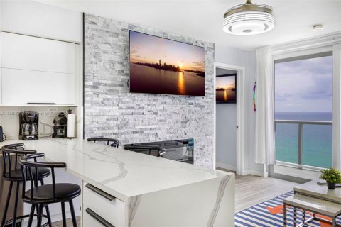 Condo in Sunny Isles Beach, Florida  № 1890549 - photo 11