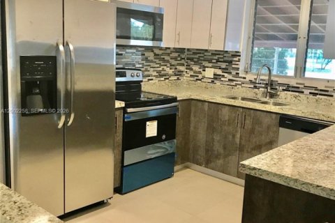 Снять в аренду виллу или дом в Холливуд, Флорида 4 спальни, 201.13м2, № 2066425 - фото 8