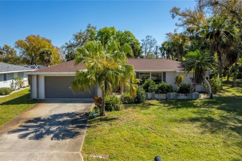 House in Port Charlotte, Florida 3 bedrooms, 155.89 sq.m. № 1317522 - photo 1