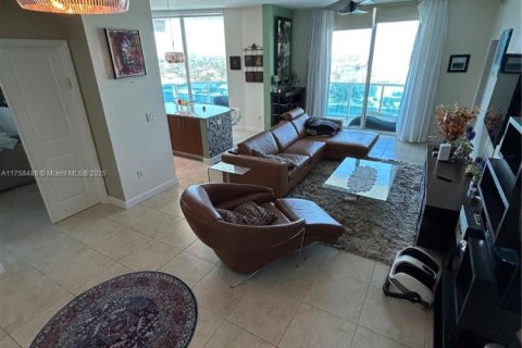 Condo in Hallandale Beach, Florida, 3 bedrooms  № 1920381 - photo 16