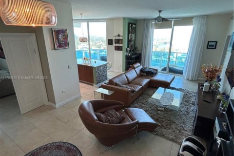 Condo in Hallandale Beach, Florida, 3 bedrooms  № 1920381 - photo 12