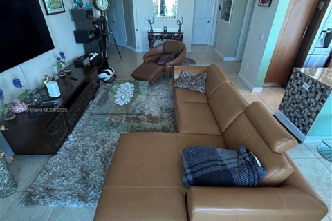 Condo in Hallandale Beach, Florida, 3 bedrooms  № 1920381 - photo 11