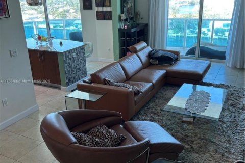 Condo in Hallandale Beach, Florida, 3 bedrooms  № 1920381 - photo 15