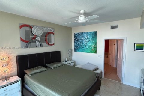 Condo in Hallandale Beach, Florida, 3 bedrooms  № 1920381 - photo 26