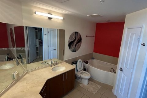 Condo in Hallandale Beach, Florida, 3 bedrooms  № 1920381 - photo 29