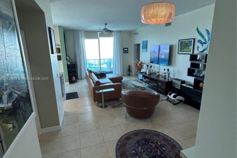 Condo in Hallandale Beach, Florida, 3 bedrooms  № 1920381 - photo 8