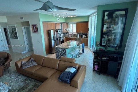 Condo in Hallandale Beach, Florida, 3 bedrooms  № 1920381 - photo 2