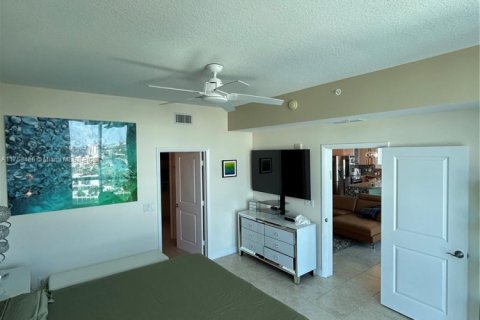 Condo in Hallandale Beach, Florida, 3 bedrooms  № 1920381 - photo 25