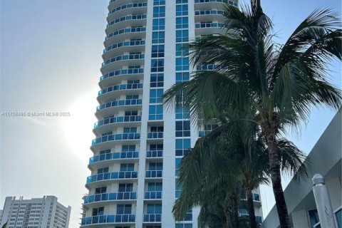 Condo in Hallandale Beach, Florida, 3 bedrooms  № 1920381 - photo 1