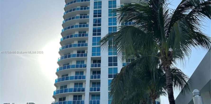 Condo in Hallandale Beach, Florida, 3 bedrooms  № 1920381