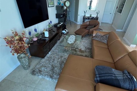 Condo in Hallandale Beach, Florida, 3 bedrooms  № 1920381 - photo 9