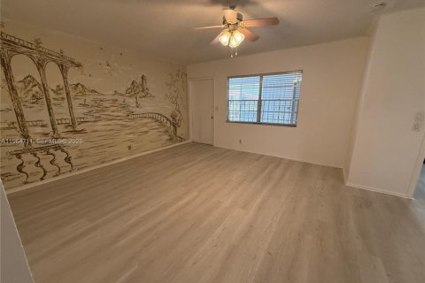 Condominio en Hollywood, Florida, 2 dormitorios  № 2026058