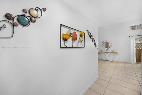 Condo in Miami, Florida, 3 bedrooms  № 1848251 - photo 2
