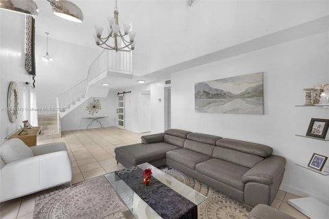 Condo in Miami, Florida, 3 bedrooms  № 1848251 - photo 1