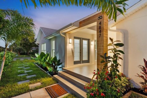 Villa ou maison à Saint Petersburg, Floride 3 chambres, 154.96 m2 № 2299819