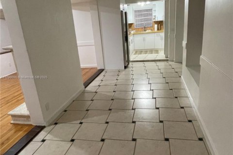 Villa ou maison à louer à Miami, Floride: 3 chambres, 209.12 m2 № 1943186 - photo 10