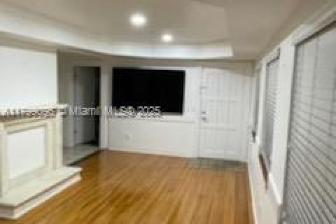 Villa ou maison à louer à Miami, Floride: 3 chambres, 209.12 m2 № 1943186 - photo 5